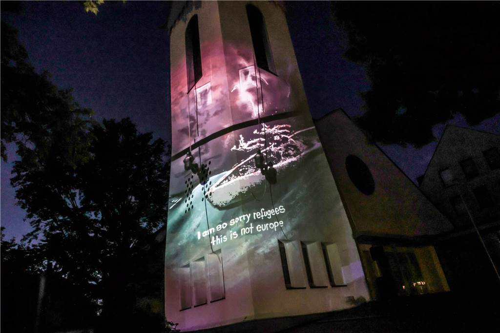 75 Jahre Grundgesetz: Projektion auf der Kirchenfassade in Hombruch machte Geschichte lebendig