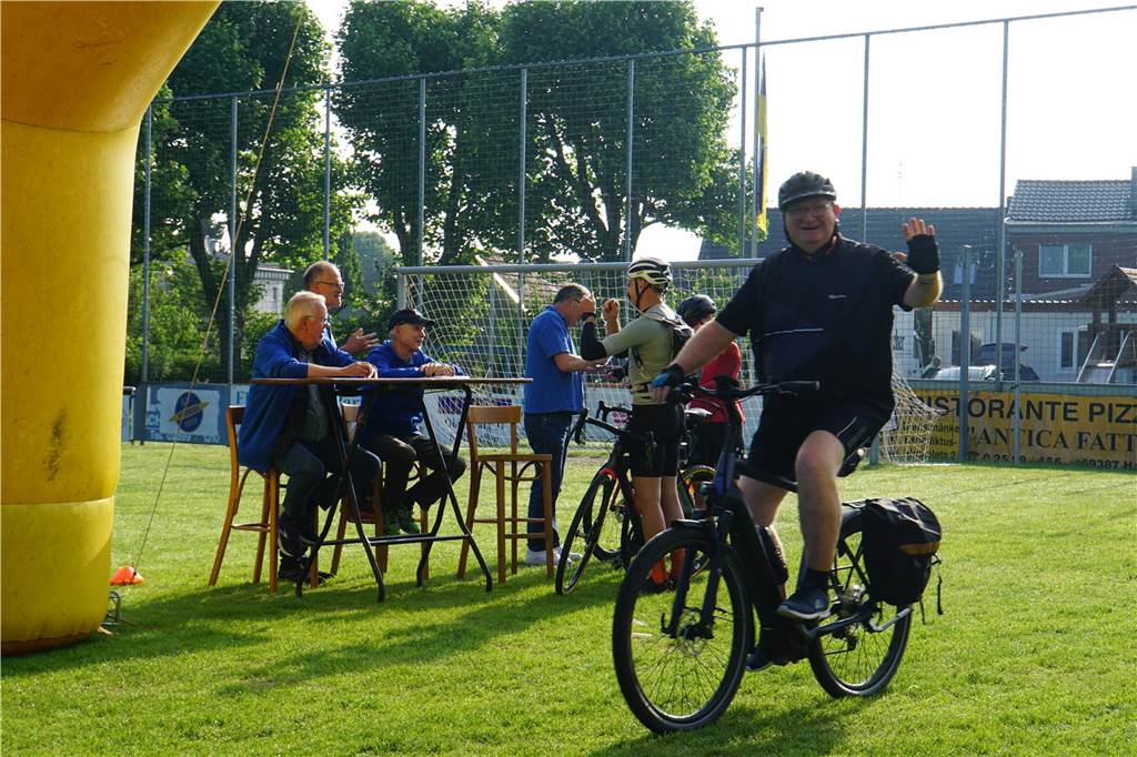 Viele Fotos vom Start in Hebern: Zahlreiche Radsportliebhaber machen mit bei Radtouristikfahrt