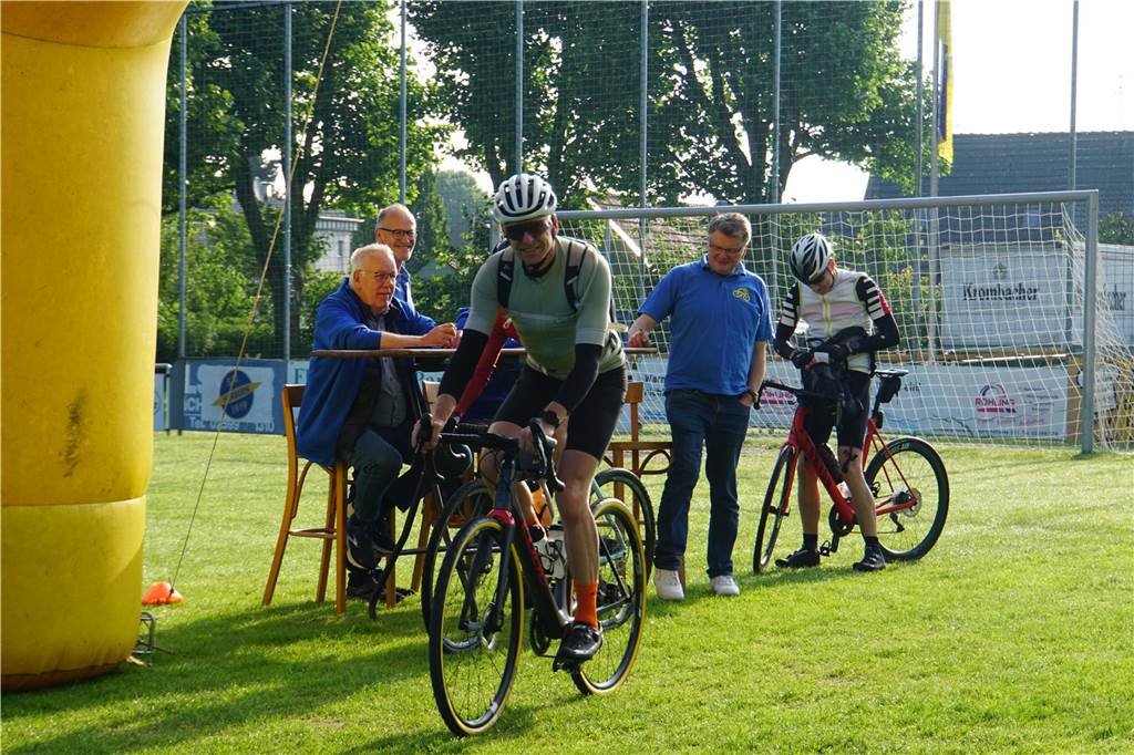 Viele Fotos vom Start in Hebern: Zahlreiche Radsportliebhaber machen mit bei Radtouristikfahrt