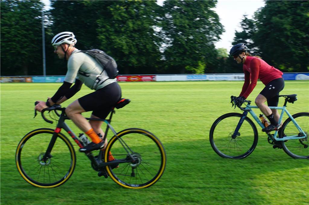 Viele Fotos vom Start in Hebern: Zahlreiche Radsportliebhaber machen mit bei Radtouristikfahrt