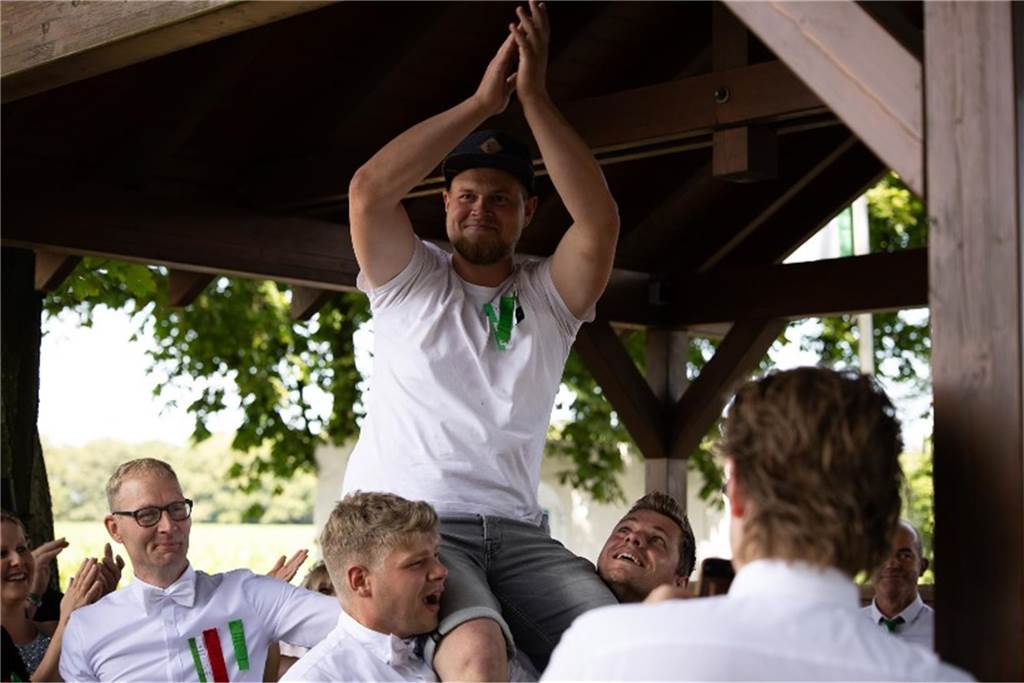 Viele Fotos von der Vogelstange: Kilian Schützengilde Altschermbeck feiert König Florian Weßel