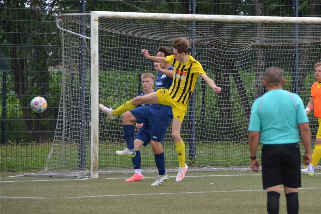 Pickepackevolles Testspiel- und Turnier-Wochenende: Fast 100 Fotos von den Fußballplätzen
