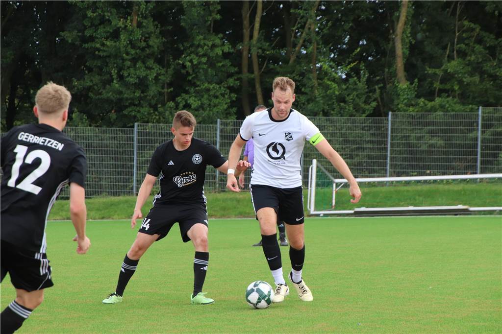 Pickepackevolles Testspiel- und Turnier-Wochenende: Fast 100 Fotos von den Fußballplätzen