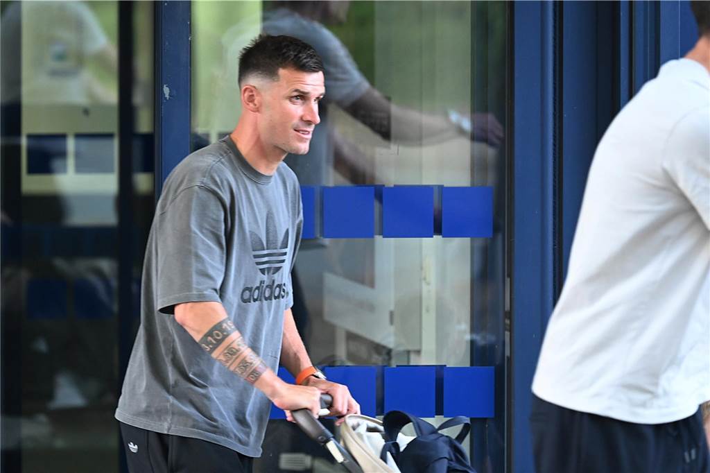 BVB-Wunschspieler Pascal Groß in Dortmund eingetroffen: Exklusive Bilder vom Airport BVB-Wunschspieler Pascal Groß in Dortmund eingetroffen: Exklusive Bilder vom Airport