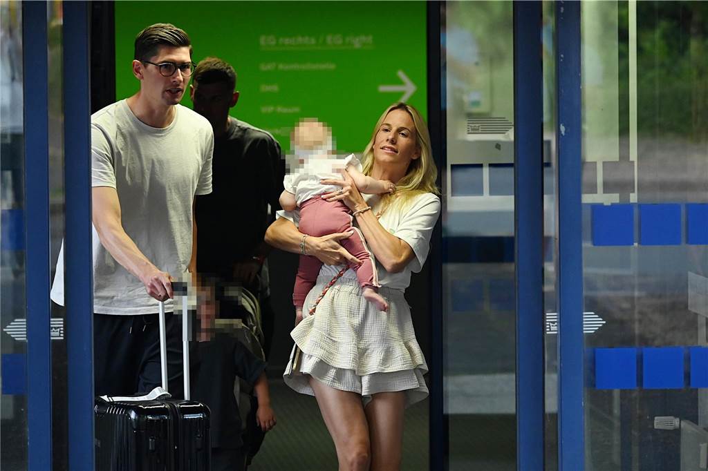 BVB-Wunschspieler Pascal Groß in Dortmund eingetroffen: Exklusive Bilder vom Airport
