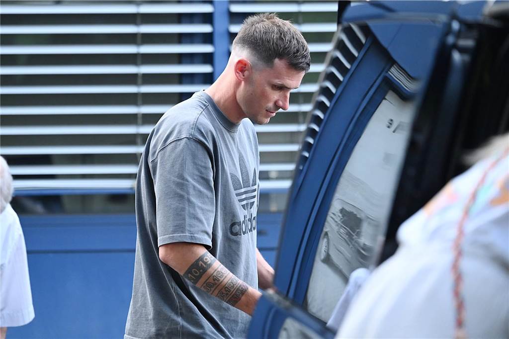 BVB-Wunschspieler Pascal Groß in Dortmund eingetroffen: Exklusive Bilder vom Airport