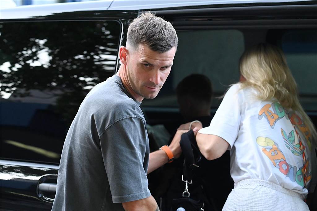 BVB-Wunschspieler Pascal Groß in Dortmund eingetroffen: Exklusive Bilder vom Airport