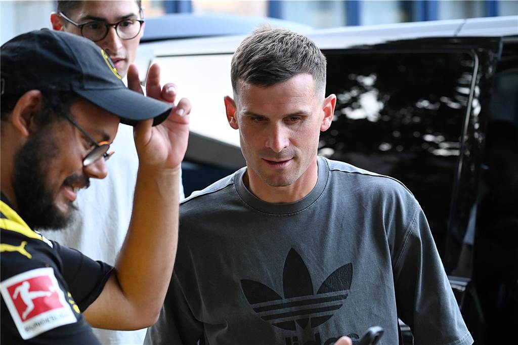 BVB-Wunschspieler Pascal Groß in Dortmund eingetroffen: Exklusive Bilder vom Airport