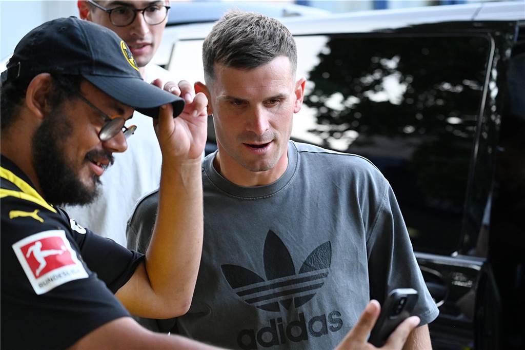 BVB-Wunschspieler Pascal Groß in Dortmund eingetroffen: Exklusive Bilder vom Airport