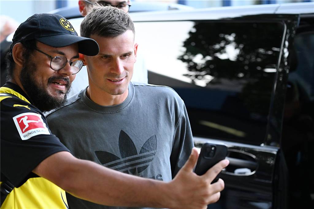 BVB-Wunschspieler Pascal Groß in Dortmund eingetroffen: Exklusive Bilder vom Airport