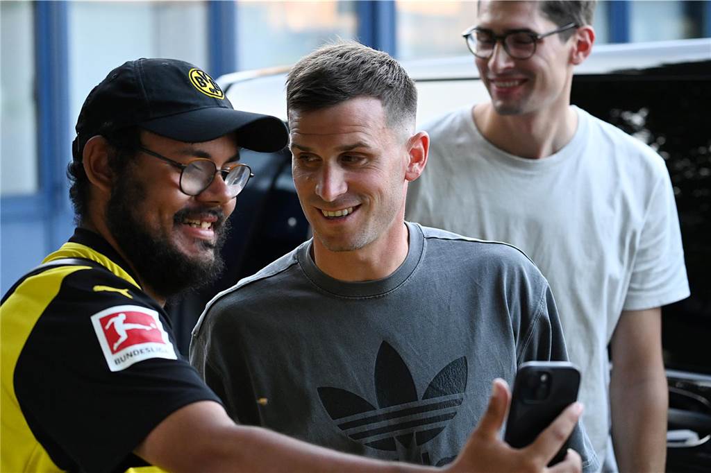 BVB-Wunschspieler Pascal Groß in Dortmund eingetroffen: Exklusive Bilder vom Airport