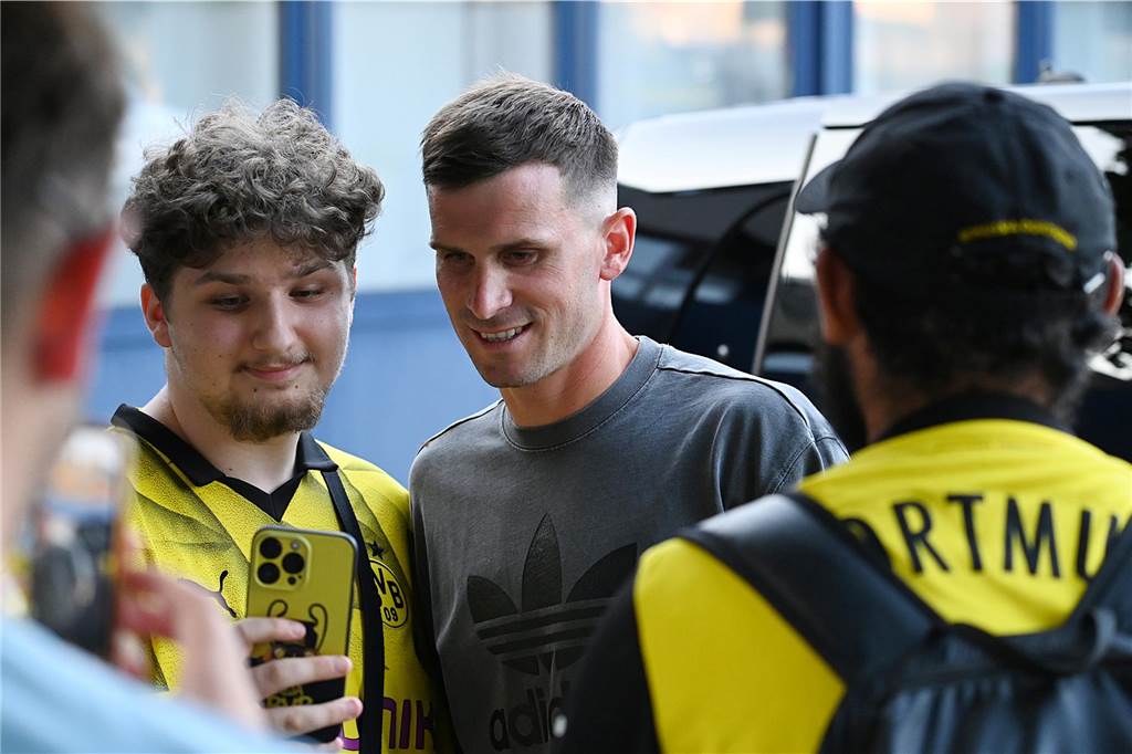 BVB-Wunschspieler Pascal Groß in Dortmund eingetroffen: Exklusive Bilder vom Airport