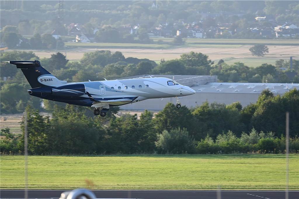 BVB-Wunschspieler Pascal Groß in Dortmund eingetroffen: Exklusive Bilder vom Airport