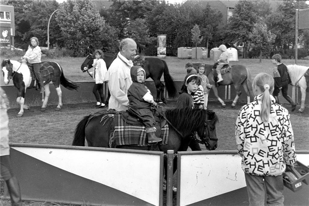 Viele Fotos aus dem 1980er-Jahren in Lünen: Als die Wanderreitschule Scholl in der Stadt Station machte Viele Fotos aus dem 1980er-Jahren in Lünen: Als die Wanderreitschule Scholl in der Stadt Station machte