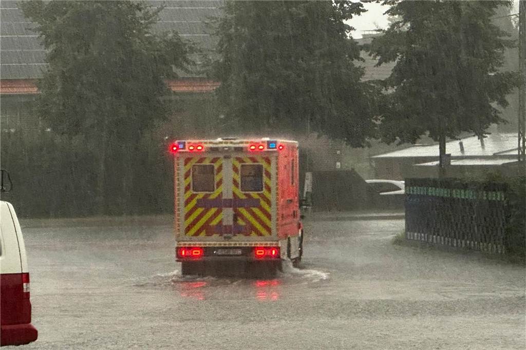 Feuerwehr war im Dauereinsatz, Straßen überflutet, Bäume umgestürzt