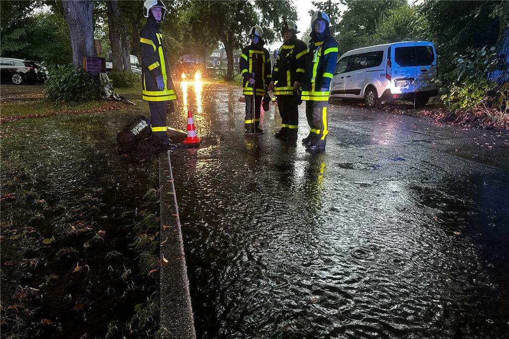 Feuerwehr war im Dauereinsatz, Straßen überflutet, Bäume umgestürzt