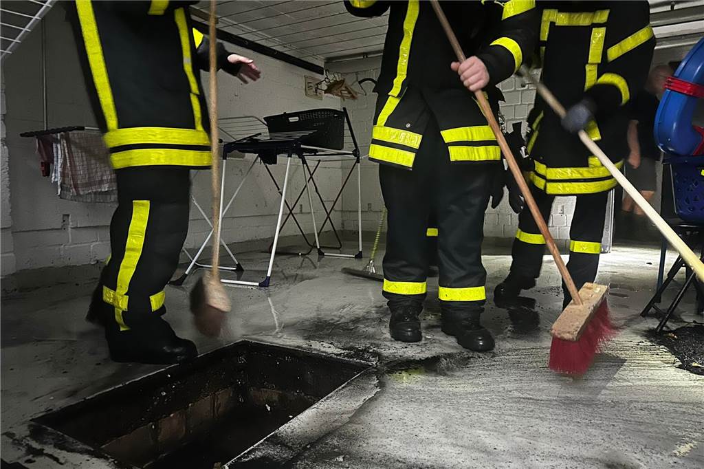 Feuerwehr war im Dauereinsatz, Straßen überflutet, Bäume umgestürzt