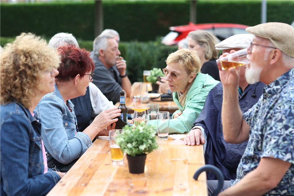 Viele Bilder von „Selm trifft sich“: Cover-Rock auf dem Kirchplatz