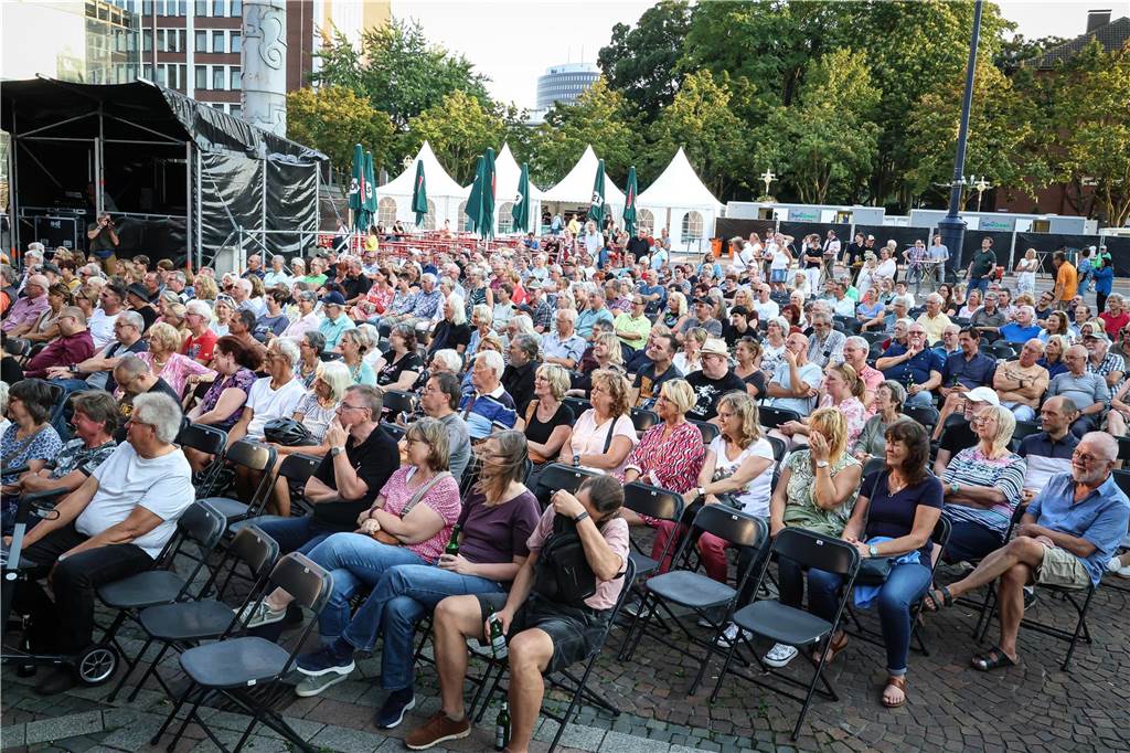 Schöne Fotos vom Geierabend auf dem Friedensplatz: Viele Zuschauer genießen Best-of-Programm