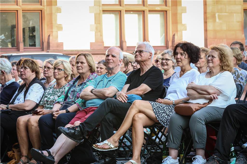 Schöne Fotos vom Geierabend auf dem Friedensplatz: Viele Zuschauer genießen Best-of-Programm