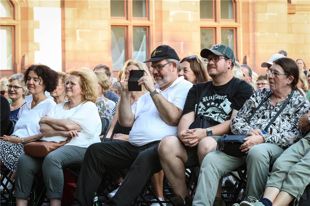Schöne Fotos vom Geierabend auf dem Friedensplatz: Viele Zuschauer genießen Best-of-Programm