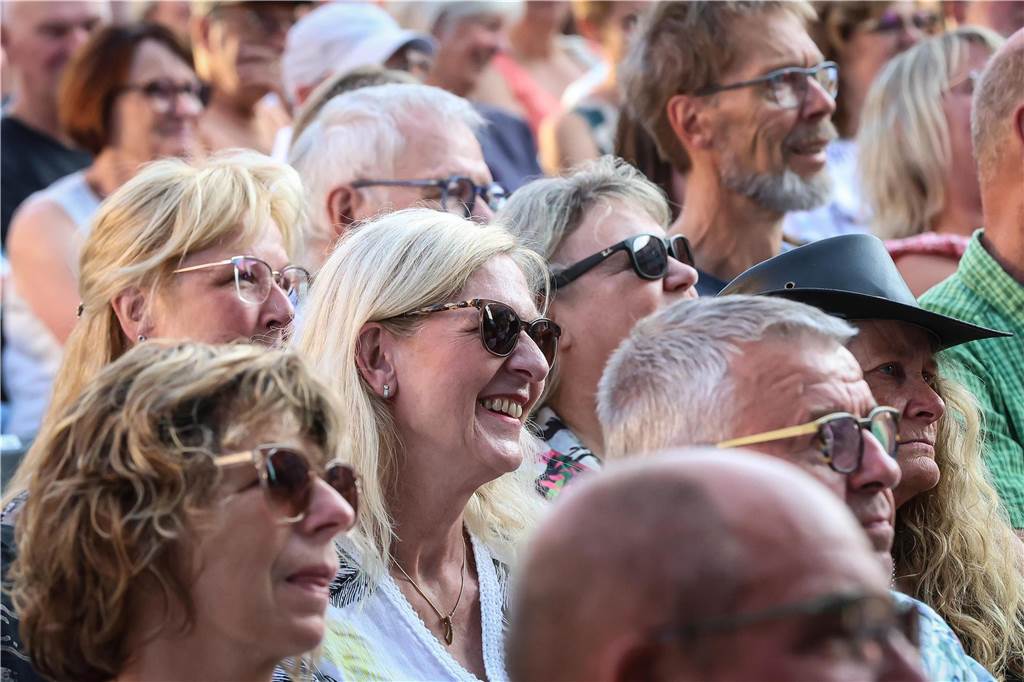Schöne Fotos vom Geierabend auf dem Friedensplatz: Viele Zuschauer genießen Best-of-Programm