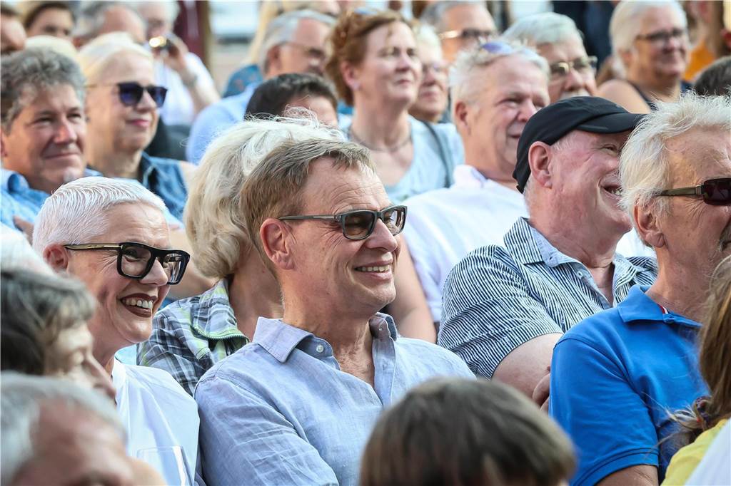 Schöne Fotos vom Geierabend auf dem Friedensplatz: Viele Zuschauer genießen Best-of-Programm