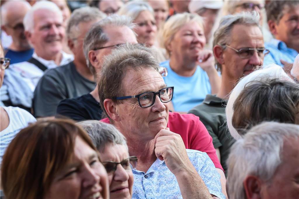 Schöne Fotos vom Geierabend auf dem Friedensplatz: Viele Zuschauer genießen Best-of-Programm