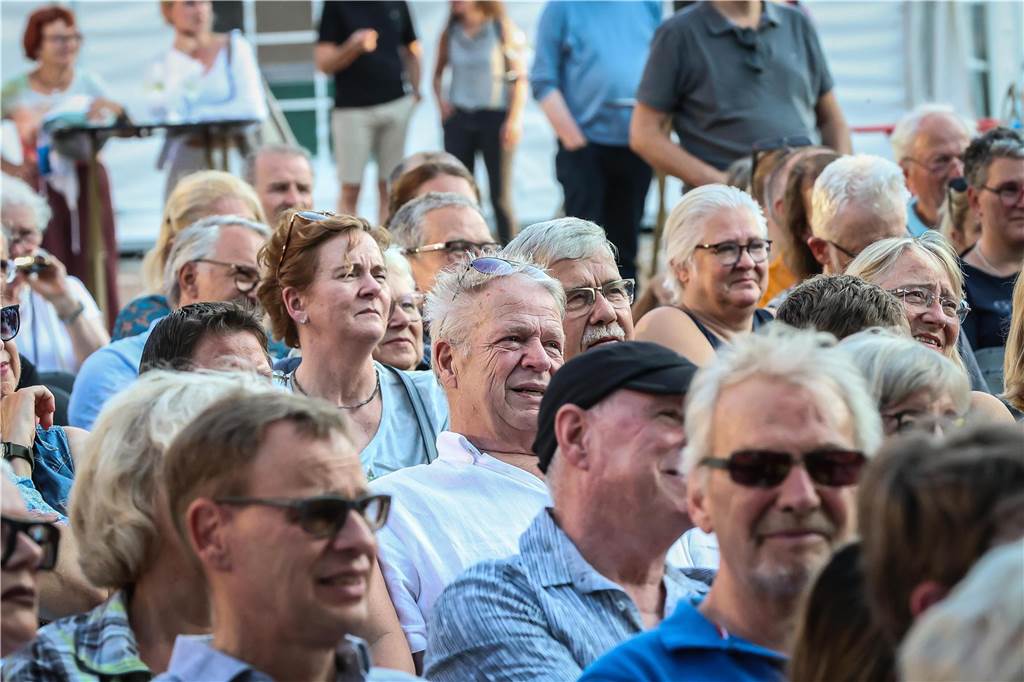 Schöne Fotos vom Geierabend auf dem Friedensplatz: Viele Zuschauer genießen Best-of-Programm