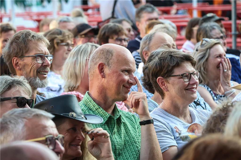 Schöne Fotos vom Geierabend auf dem Friedensplatz: Viele Zuschauer genießen Best-of-Programm