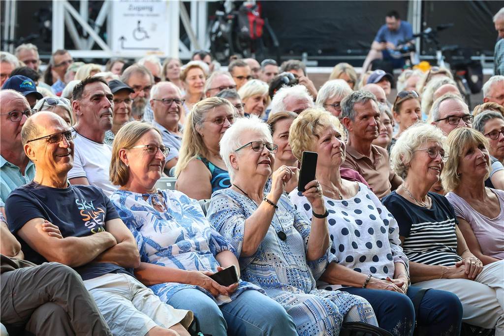 Schöne Fotos vom Geierabend auf dem Friedensplatz: Viele Zuschauer genießen Best-of-Programm
