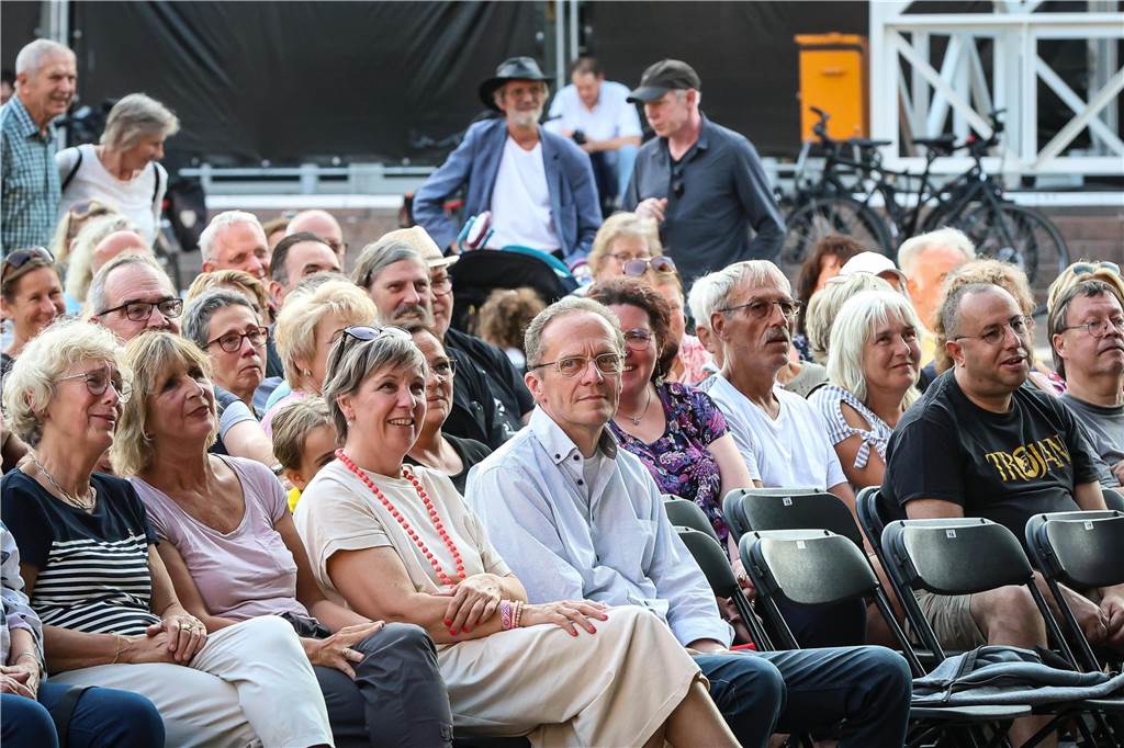 Schöne Fotos vom Geierabend auf dem Friedensplatz: Viele Zuschauer genießen Best-of-Programm