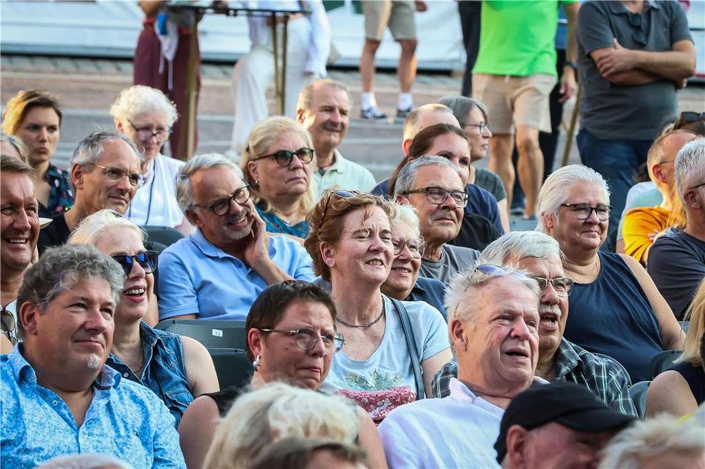 Schöne Fotos vom Geierabend auf dem Friedensplatz: Viele Zuschauer genießen Best-of-Programm