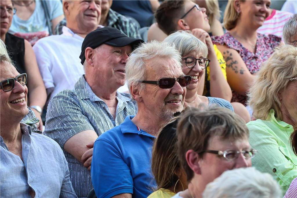 Schöne Fotos vom Geierabend auf dem Friedensplatz: Viele Zuschauer genießen Best-of-Programm