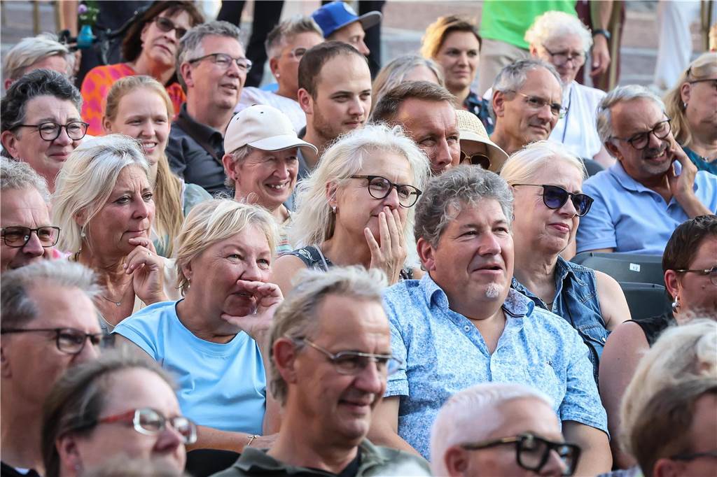 Schöne Fotos vom Geierabend auf dem Friedensplatz: Viele Zuschauer genießen Best-of-Programm