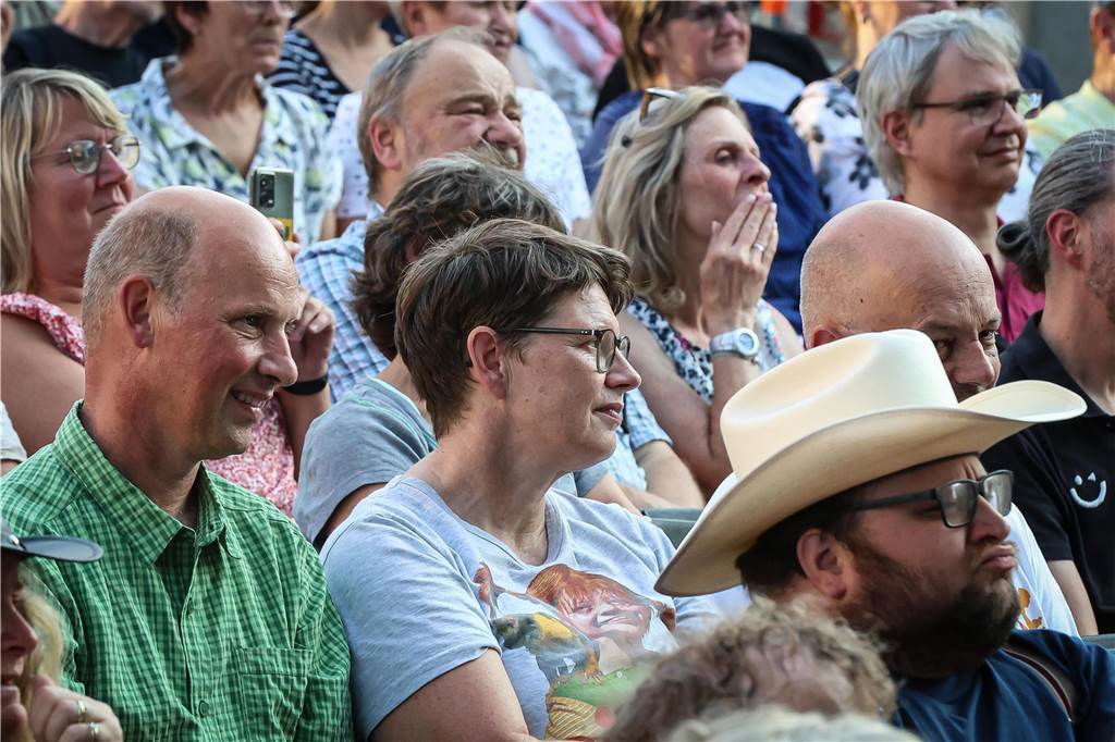 Schöne Fotos vom Geierabend auf dem Friedensplatz: Viele Zuschauer genießen Best-of-Programm