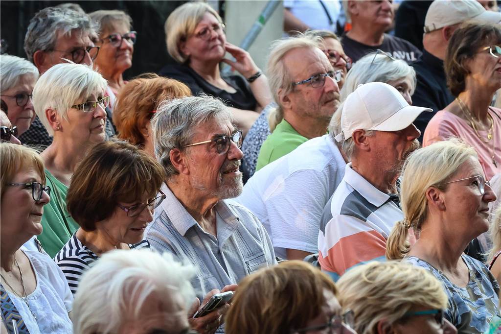 Schöne Fotos vom Geierabend auf dem Friedensplatz: Viele Zuschauer genießen Best-of-Programm