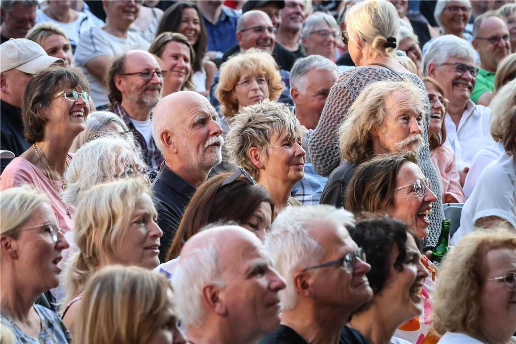 Schöne Fotos vom Geierabend auf dem Friedensplatz: Viele Zuschauer genießen Best-of-Programm
