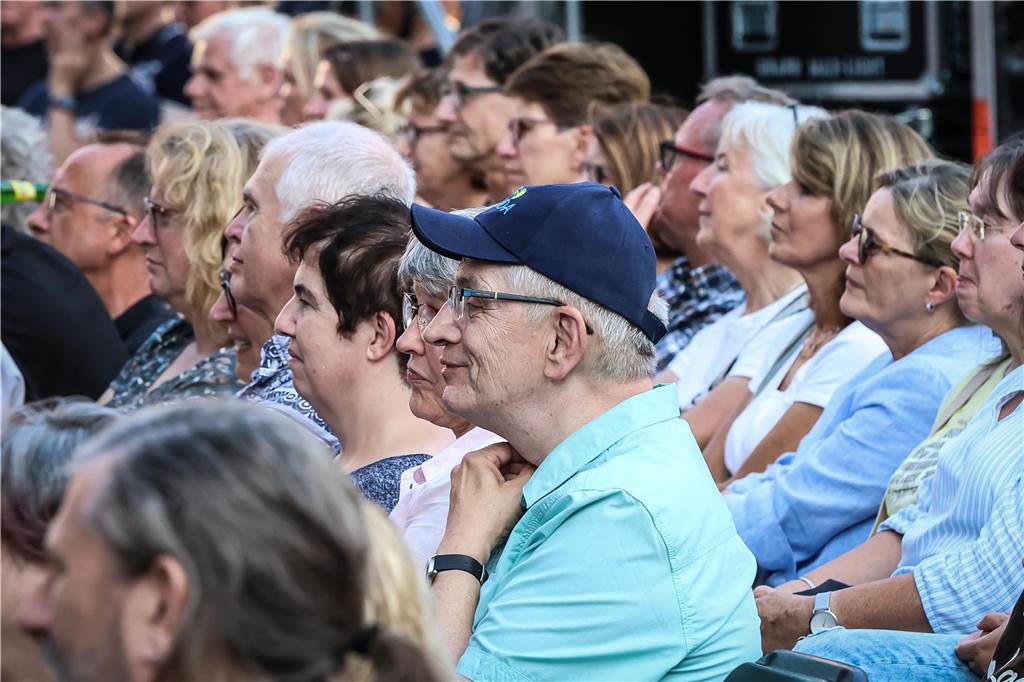 Schöne Fotos vom Geierabend auf dem Friedensplatz: Viele Zuschauer genießen Best-of-Programm