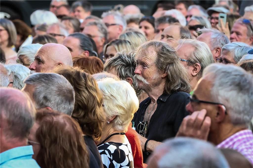 Schöne Fotos vom Geierabend auf dem Friedensplatz: Viele Zuschauer genießen Best-of-Programm