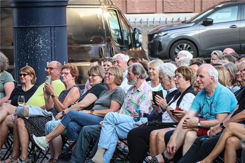 Schöne Fotos vom Geierabend auf dem Friedensplatz: Viele Zuschauer genießen Best-of-Programm