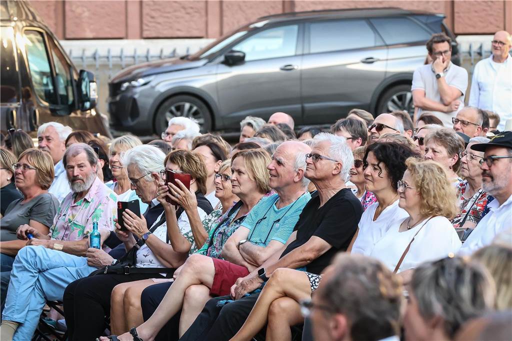 Schöne Fotos vom Geierabend auf dem Friedensplatz: Viele Zuschauer genießen Best-of-Programm