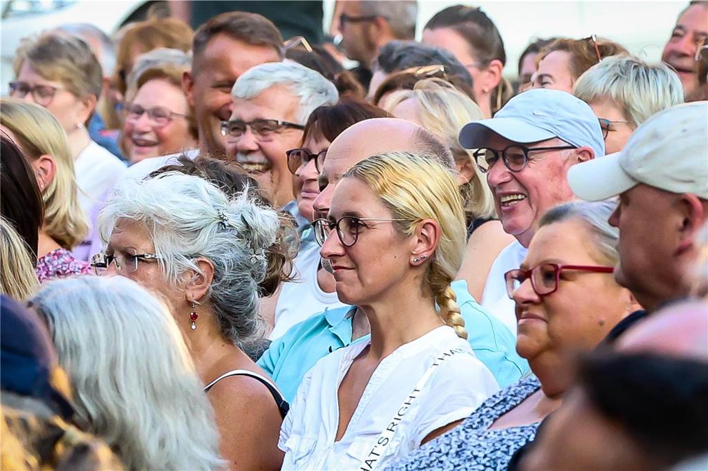 Schöne Fotos vom Geierabend auf dem Friedensplatz: Viele Zuschauer genießen Best-of-Programm