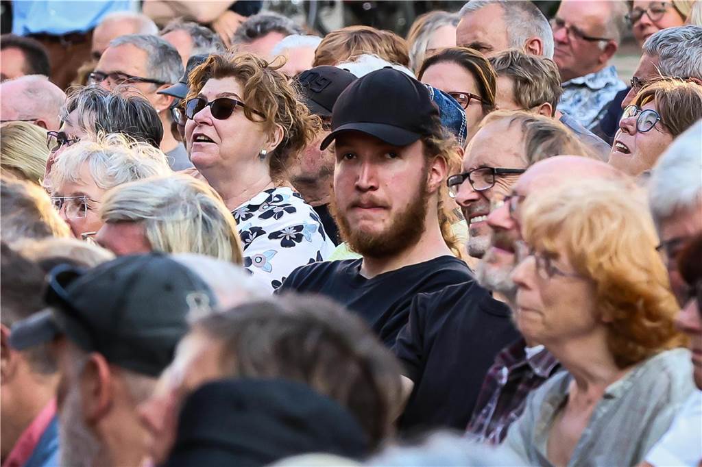 Schöne Fotos vom Geierabend auf dem Friedensplatz: Viele Zuschauer genießen Best-of-Programm