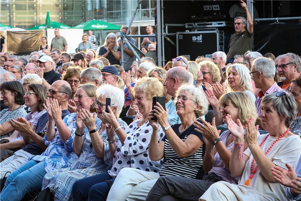 Schöne Fotos vom Geierabend auf dem Friedensplatz: Viele Zuschauer genießen Best-of-Programm