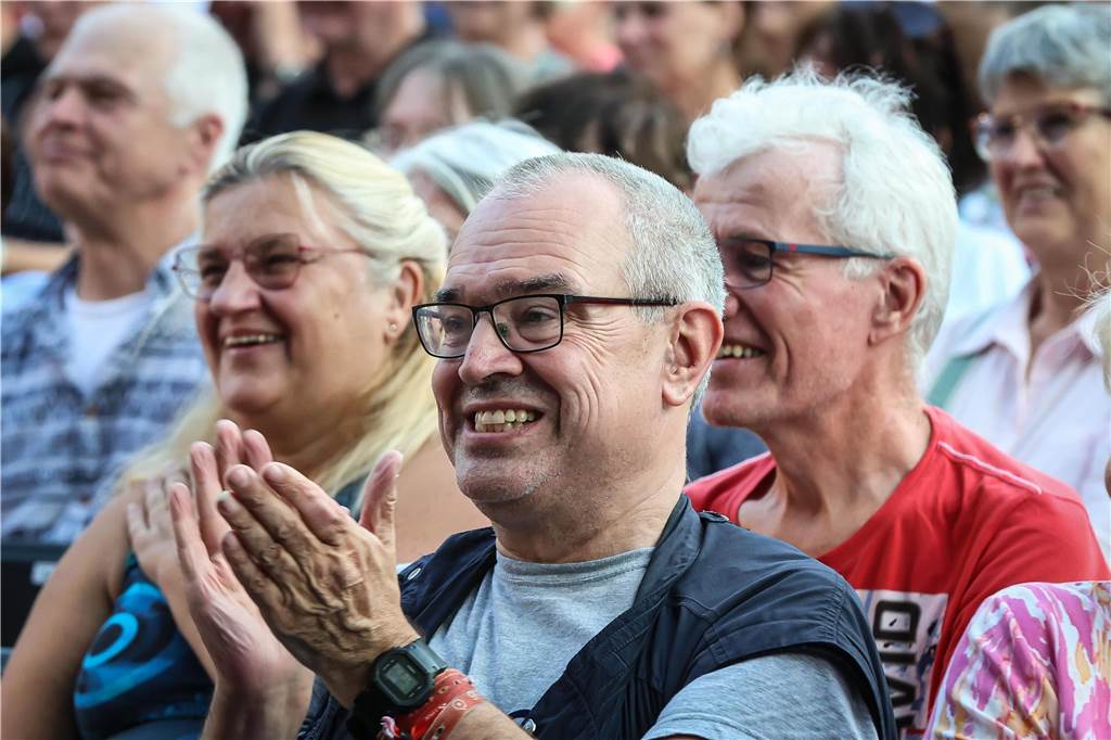 Schöne Fotos vom Geierabend auf dem Friedensplatz: Viele Zuschauer genießen Best-of-Programm
