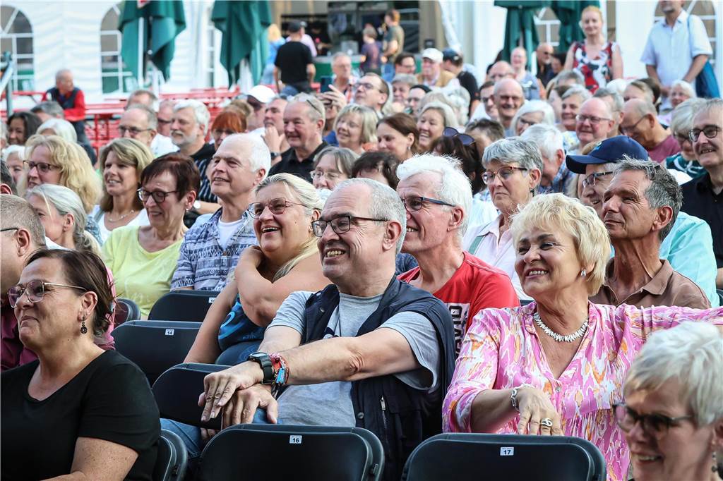 Schöne Fotos vom Geierabend auf dem Friedensplatz: Viele Zuschauer genießen Best-of-Programm