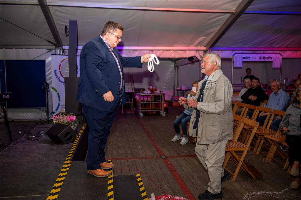 Lachsalven im Festzelt: Die schönsten Bilder vom Comedy-Abend der Glaubenswoche
