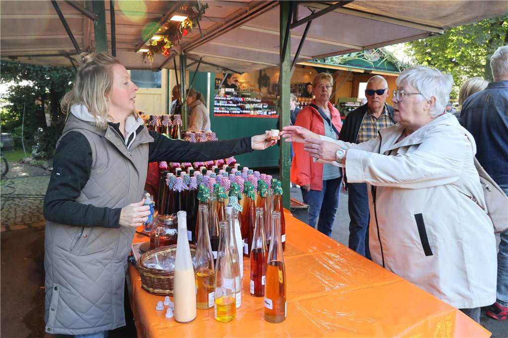 Viele Fotos vom Bauernmarkt in Raesfeld-Erle: Zahlreiche Besucher am Hof Stegerhoff