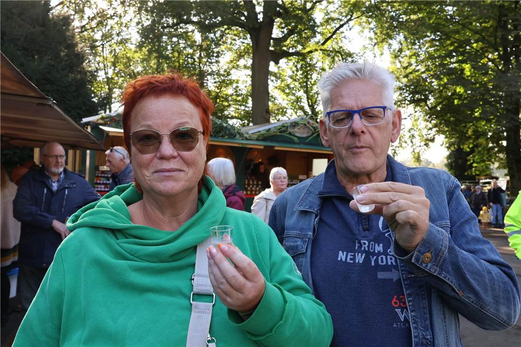 Viele Fotos vom Bauernmarkt in Raesfeld-Erle: Zahlreiche Besucher am Hof Stegerhoff